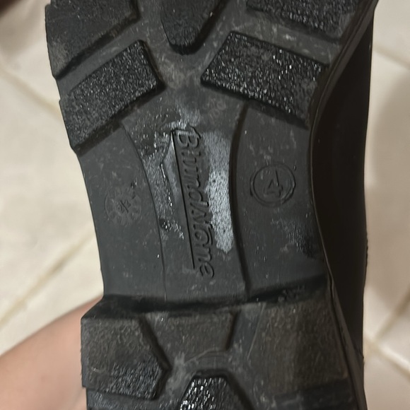Like New Blundstones - Picture 4 of 6